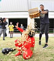 　豆まきを楽しむヘルナンデス（撮影・北村雅宏）