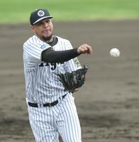 　シートノックで三塁を守り、強肩を見せたヘルナンデス（撮影・田中太一）