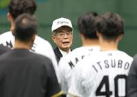 　訓示を行う秦雅夫オーナー（撮影・中田匡峻）