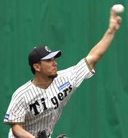 　ブルペンで投球練習する伊藤将（撮影・北村雅宏）