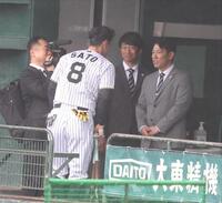 　侍ジャパン・井端監督（右）と話す佐藤輝（撮影・中田匡峻）