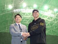 　侍ジャパン・井端監督（左）と握手を交わす藤川監督（撮影・中田匡峻）