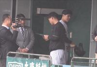 　侍ジャパン・井端監督（左）と話す森下（中央）と佐藤輝（撮影・中田匡峻）