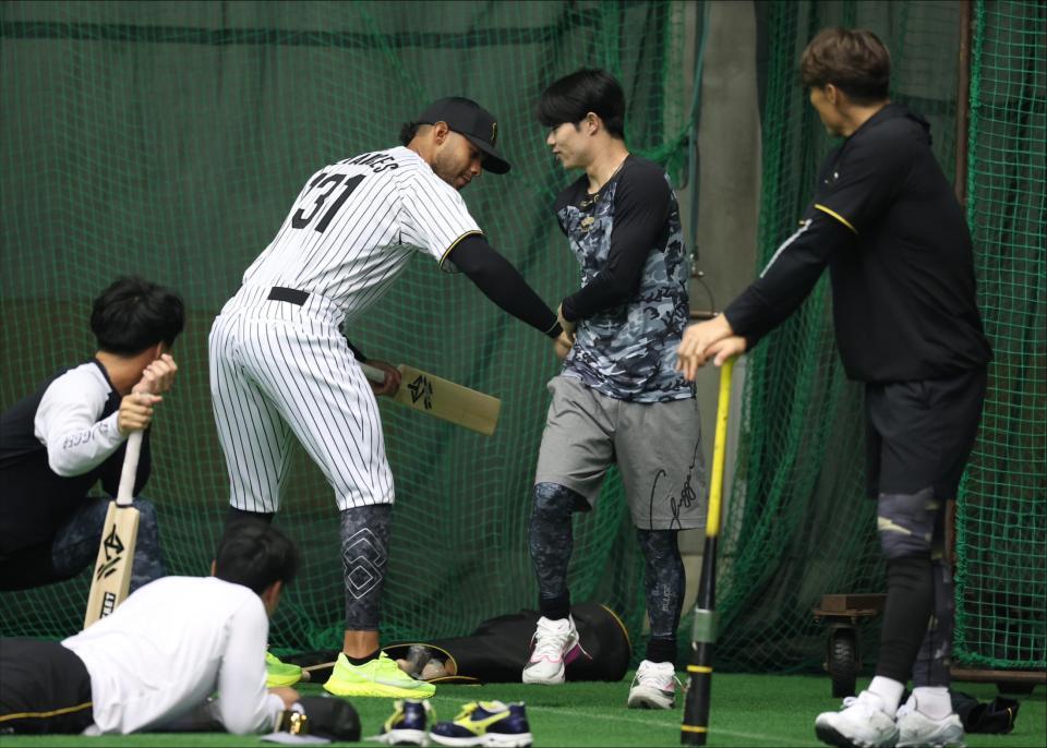 　クリケットバットを手にするベタンセスは中野のお尻に照準を捉える（撮影・中田匡峻）