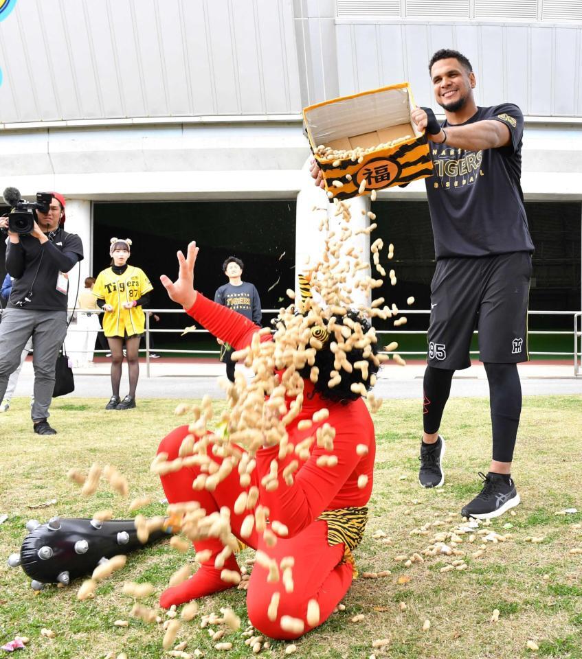 　豆まきを楽しむヘルナンデス（撮影・北村雅宏）