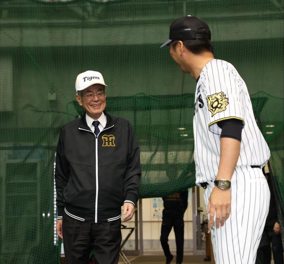 　藤川監督（右）と言葉を交わす秦オーナー（撮影・中田匡峻）