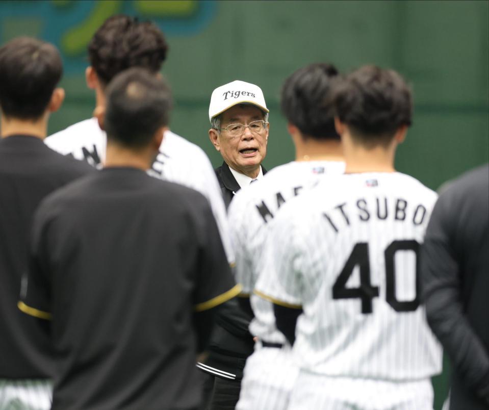 　訓示を行う秦オーナー（撮影・中田匡峻）