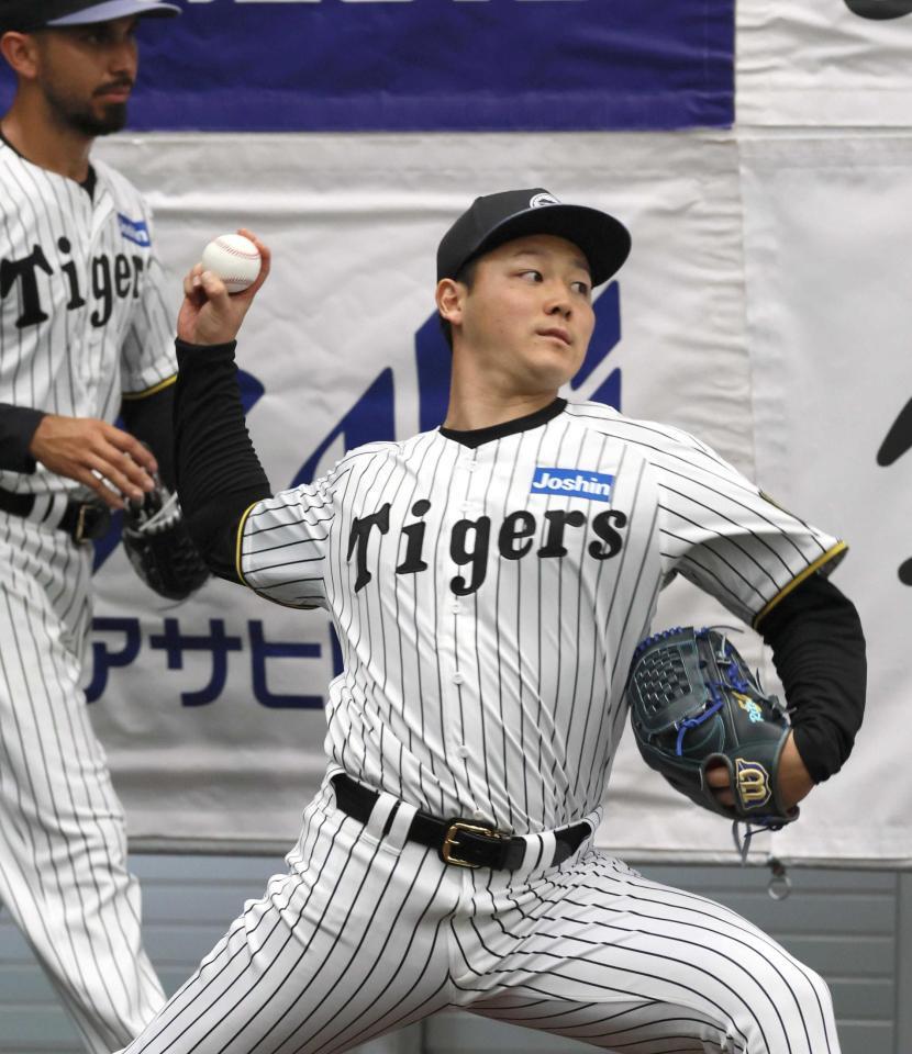 　ブルペンで投球練習する木下