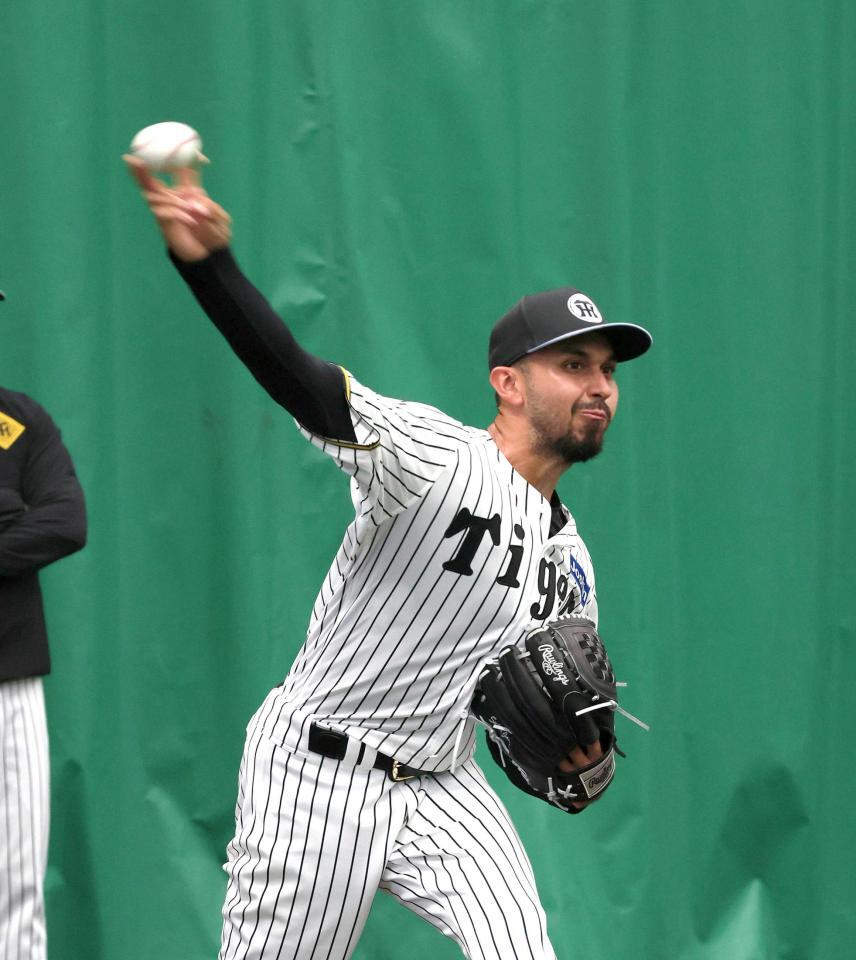 　ブルペンでフォークを試すゲラ（撮影・北村雅宏）