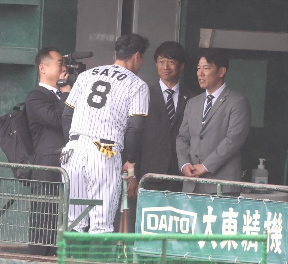 　侍ジャパン・井端監督（右）と話す佐藤輝（撮影・中田匡峻）