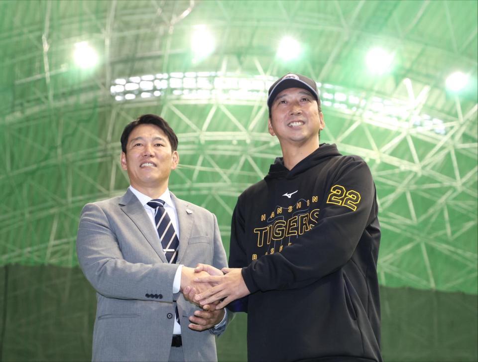 　侍ジャパン・井端監督（左）と握手を交わす藤川監督（撮影・中田匡峻）