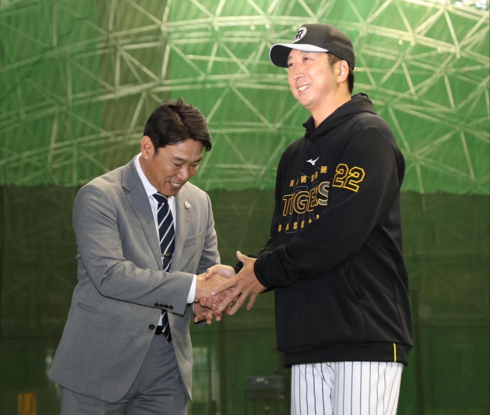 　侍ジャパン・井端監督（左）と握手を交わす藤川監督（撮影・中田匡峻）