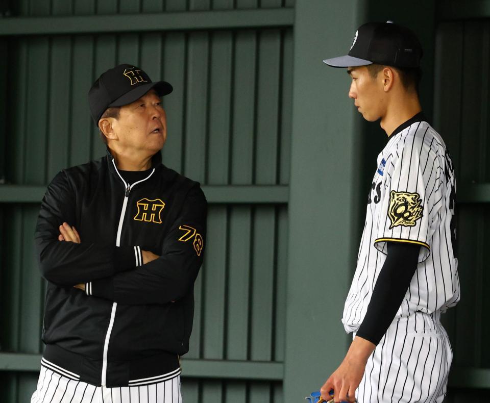 　平田２軍監督（左）は、ブルペンで投球練習を終えた今朝丸に声を掛ける（撮影・山口登）