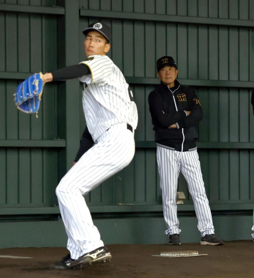 　ブルペンで投球練習する今朝丸（左）を見つめる平田２軍監督（撮影・山口登）