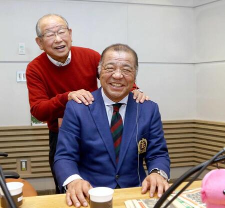 　吉田義男さんから肩をもまれ笑顔を浮かべる掛布２軍監督＝１６年１２月