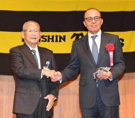 　吉田義男さん（左）から表彰された岡田監督＝２３年１１月