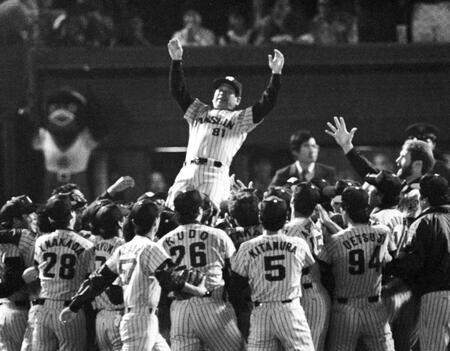 　２１年ぶりのリーグ優勝を決め、ナインに歓喜の胴上げをされる吉田義男監督（阪神）＝１９８５年１０月１６日