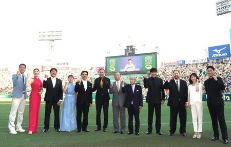 　記念写真に納まる（左から）上原浩治氏、アンミカ、荒木大輔氏、坂本花織、石井登志郎西宮市長、渡辺謙、堀内恒夫氏、吉田義男さん、佐渡裕氏、ランディ・バース氏、長島三奈さん、藤川球児球団本部付ＳＡ＝２４年８月
