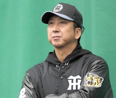 　ブルペンで投手陣を見守る藤川監督（撮影・北村雅宏）
