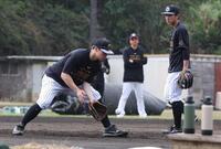 　藤川監督（奥）が見守る中、ノックを受ける佐藤輝。右は熊谷（撮影・中田匡峻）