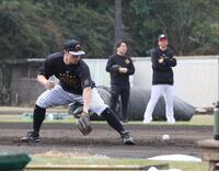 　藤川監督（奥）が見守る中、ノックを受ける佐藤輝（撮影・中田匡峻）