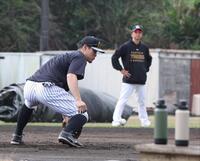 　藤川監督（奥）が見守る中、ノックを受ける佐藤輝（撮影・中田匡峻）