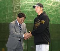 　侍ジャパン・井端監督（左）と握手を交わす藤川監督（撮影・中田匡峻）