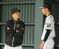 　ブルペンで投球を終えた今朝丸（右）に声を掛ける平田２軍監督
