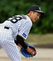 　笑顔を見せ、ノックを受ける今朝丸（撮影・山口登）