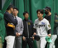 　侍ジャパン・井端監督（左から２人目）の前で投球練習した伊原（撮影・北村雅宏）