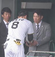 　佐藤輝（左）と握手を交わす侍ジャパン・井端監督（撮影・中田匡峻）