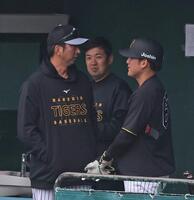 　高寺（右）と話す藤川監督（撮影・中田匡峻）