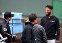 　平田２軍監督（左）から声を掛けられ笑顔を見せるコンスエグラ（撮影・山口登）