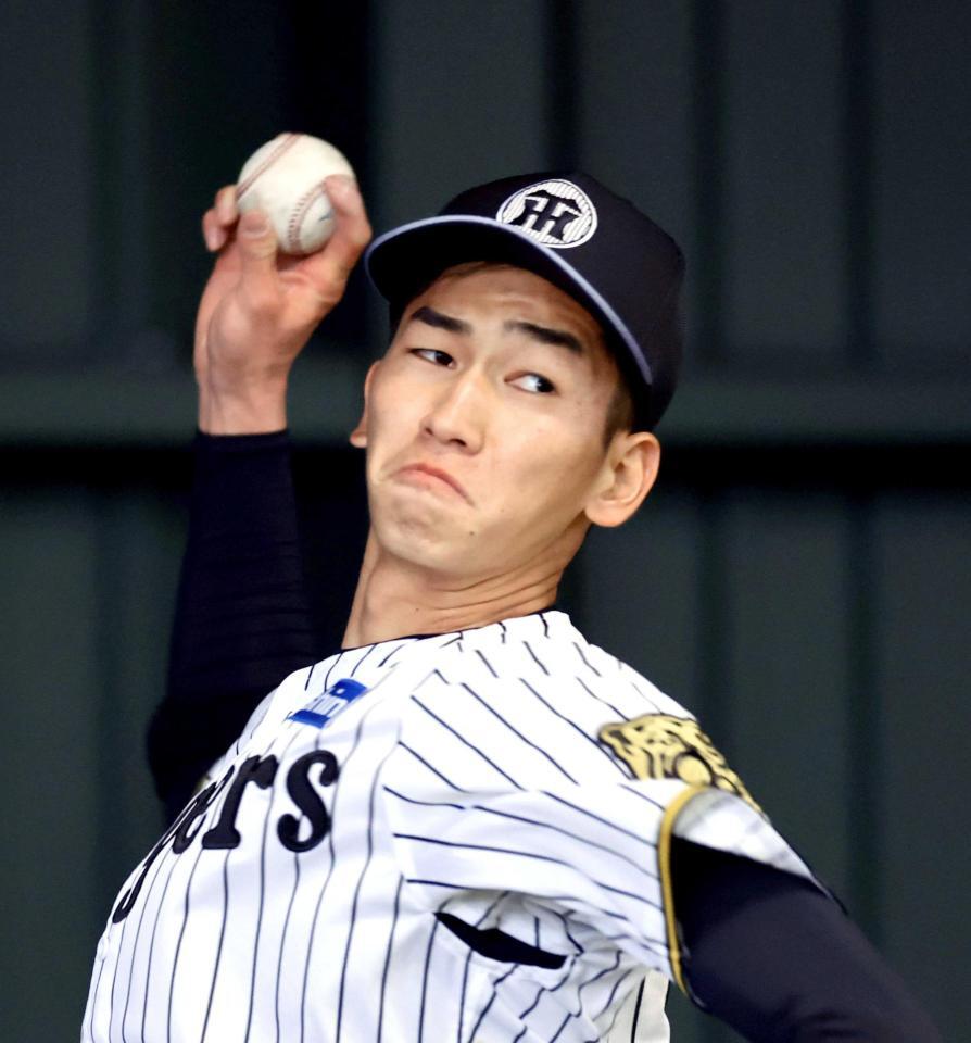 　ブルペンでフォークを投げる今朝丸（撮影・山口登）