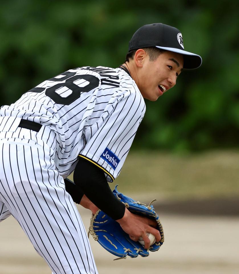 　笑顔を見せ、ノックを受ける今朝丸（撮影・山口登）