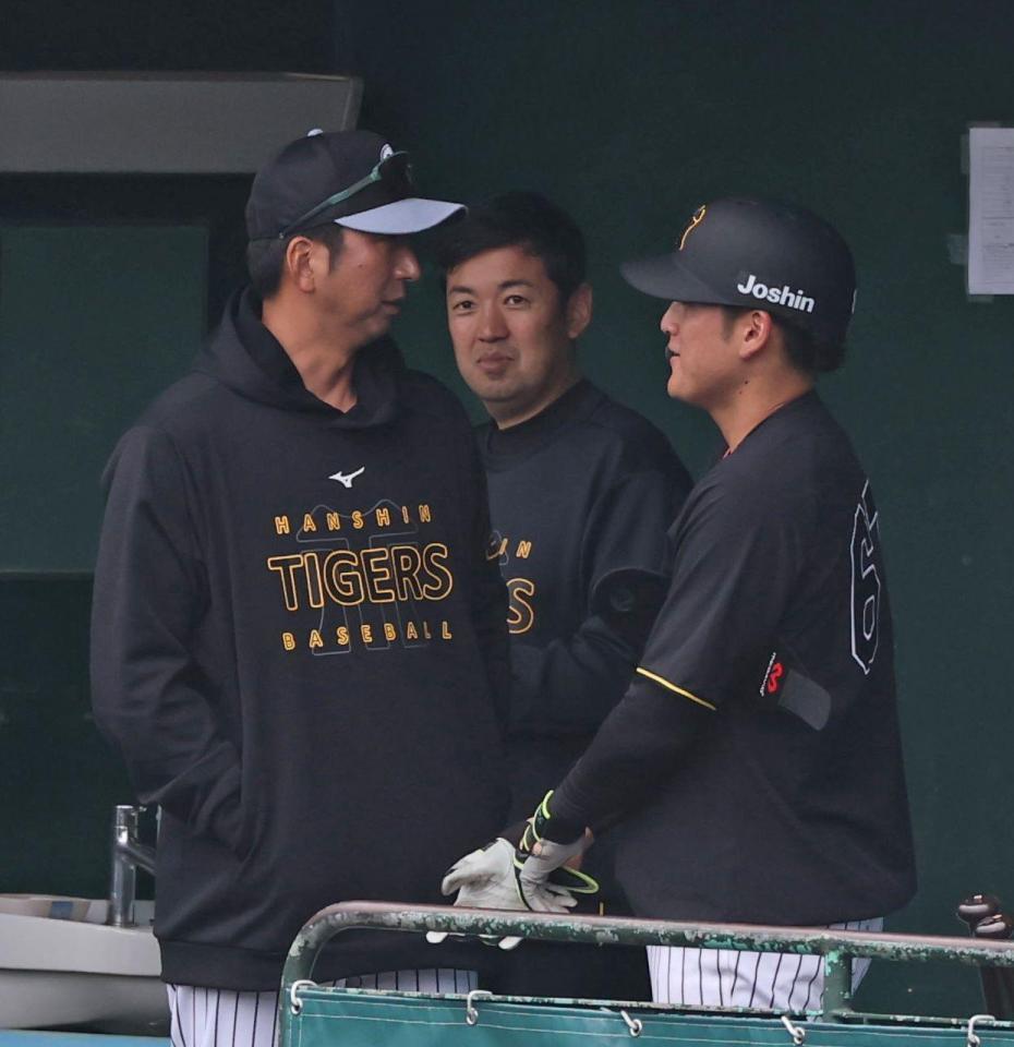 　高寺（右）と話す藤川監督（撮影・中田匡峻）