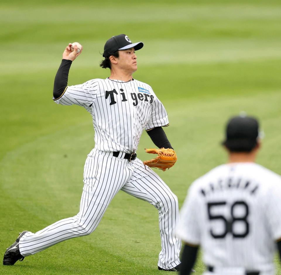 　前川（５８）とレフトでノックを受ける高寺（撮影・中田匡峻）