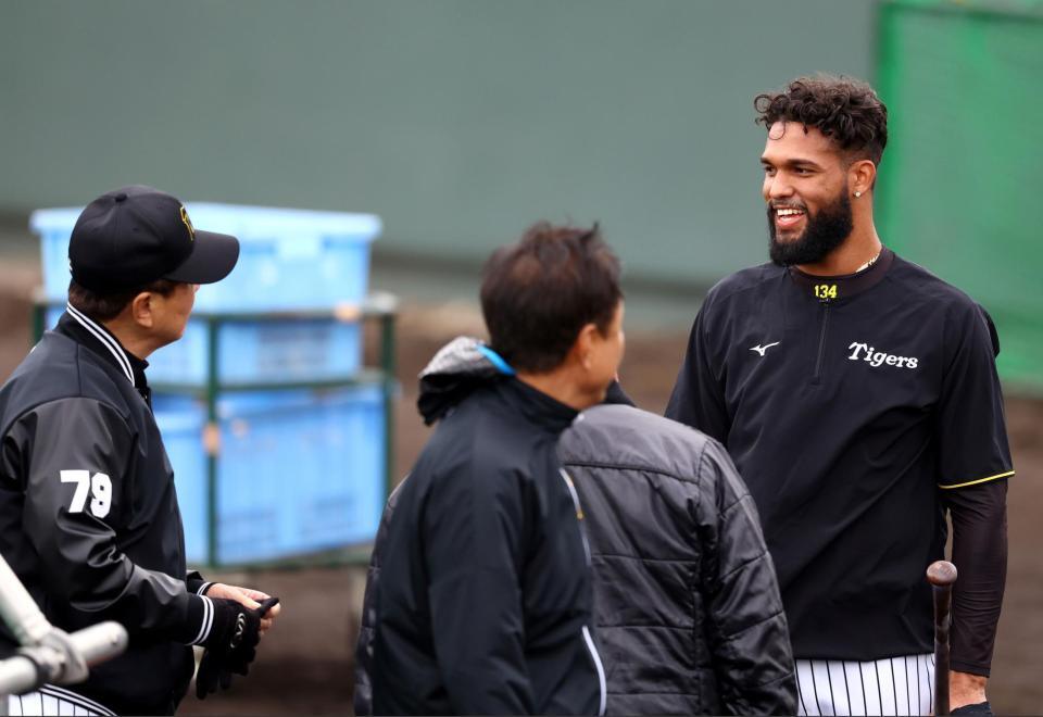 　平田２軍監督（左）から声を掛けられ笑顔を見せるコンスエグラ（撮影・山口登）