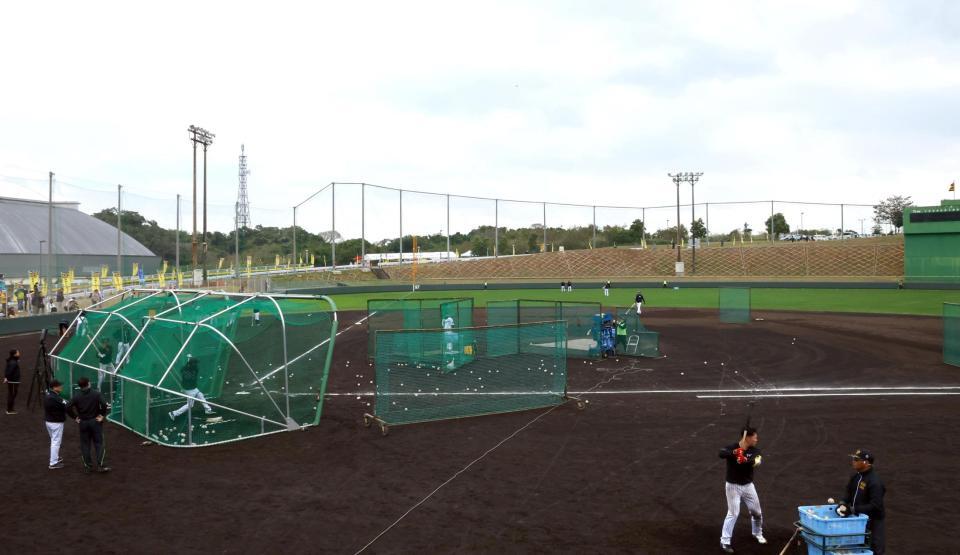 　打撃練習でコンスエグラはネット上段に打球を放つ（撮影・山口登）