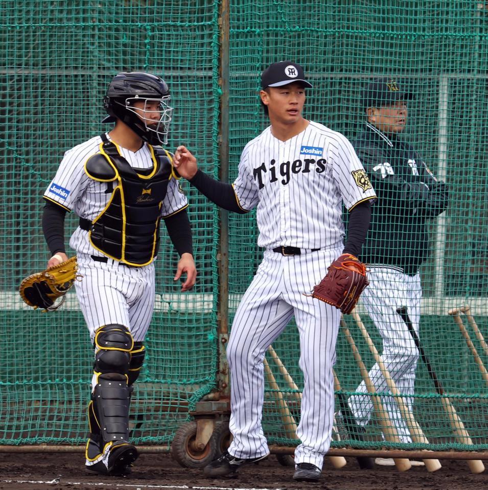 　森木（中央）はシート打撃の登板を終え、嶋村と言葉を交わす（右は平田２軍監督）＝撮影・山口登