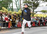 　坂道ダッシュをする近本（撮影・田中太一）