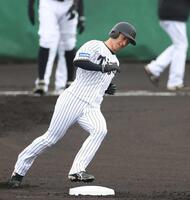 　ベースランニングをする近本（撮影・中田匡峻）