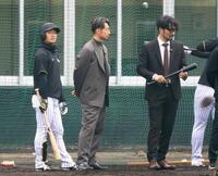 　打撃練習を見つめる（左から）近本、鳥谷氏、狩野氏（撮影・中田匡峻）