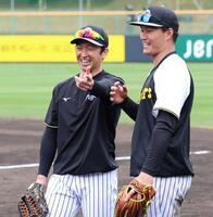 　笑顔を見せる（左から）近本と森下（撮影・田中太一）