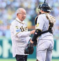 　始球式を務め梅野（右）に声を掛ける吉田義男さん＝２４年８月