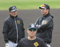 　話をする阪神・藤川監督（右）と和田１・２軍打撃巡回コーチ