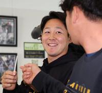 　伊原（手前）と手作りアロマ体験を楽しむ木下（撮影・中田匡峻）