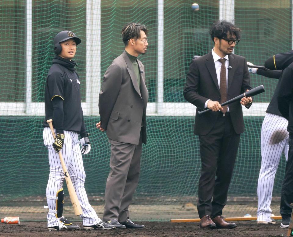 　打撃練習を見つめる（左から）近本、鳥谷氏、狩野氏（撮影・中田匡峻）