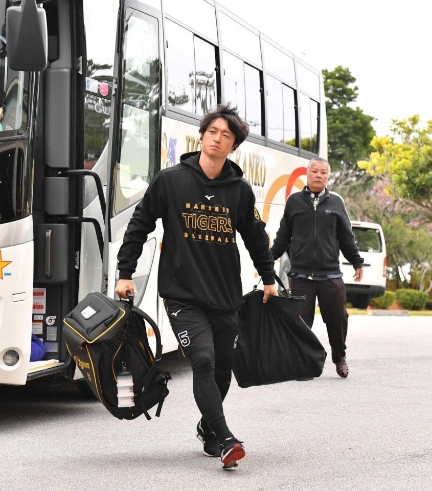 　球場入りする近本（撮影・北村雅宏）