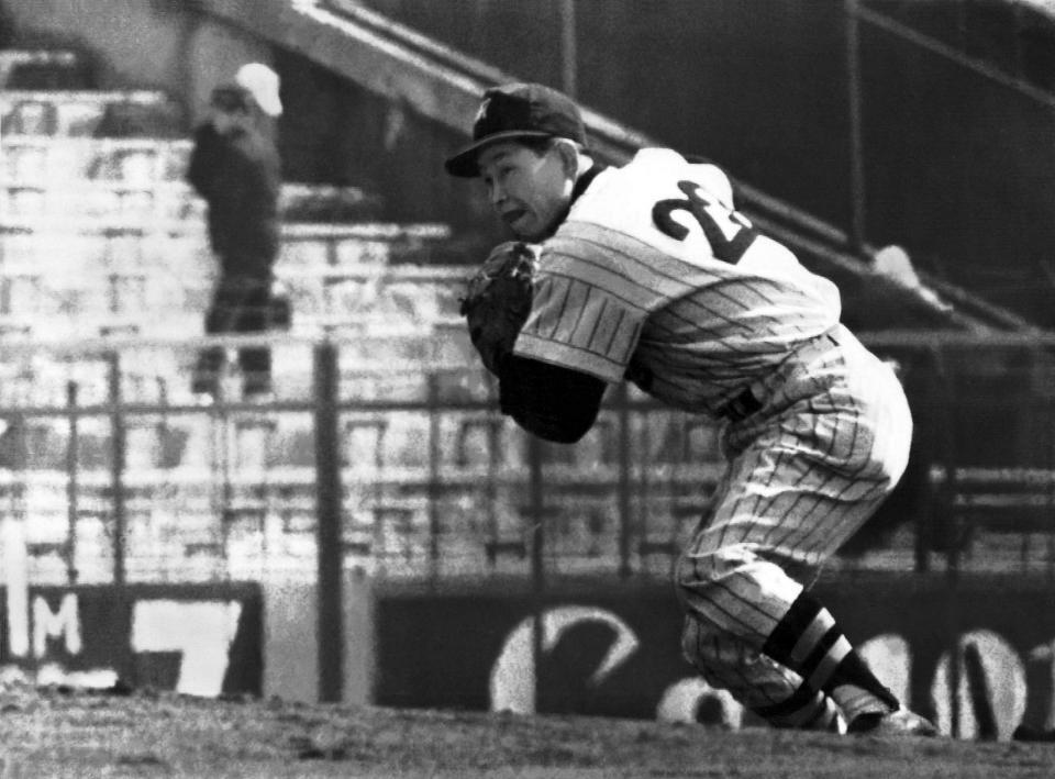 　巨人戦で超美技を見せる吉田義男さん＝１９８７年